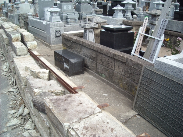大津港付近の親戚の菩提寺
墓地の墓石や塀もかなり崩落。